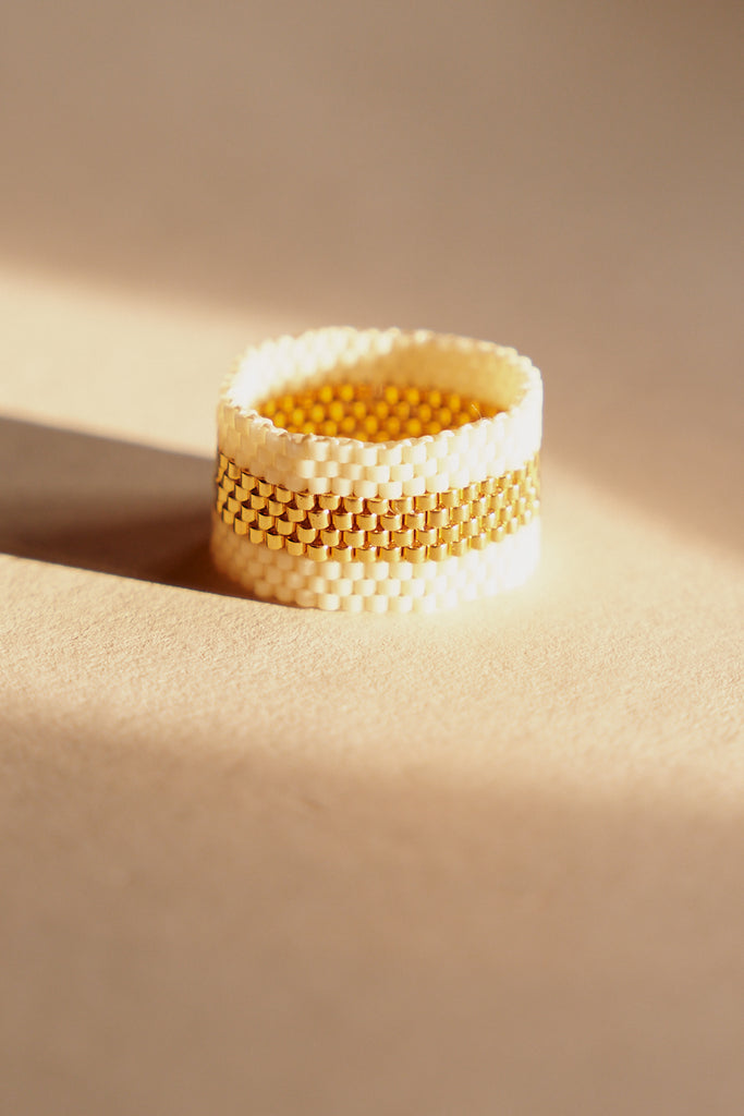 Breiter Ring aus Glasperlen in Weiß und Gold