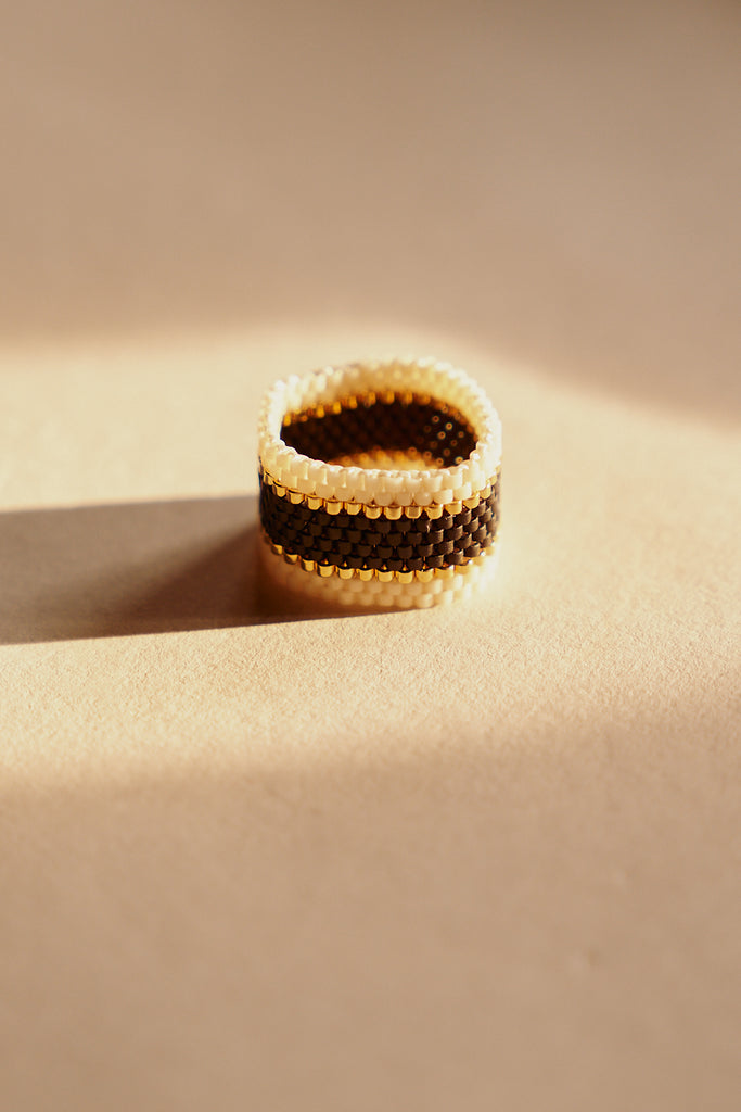 Breiter Ring aus Glasperlen in Schwarz, Gold und Weiß