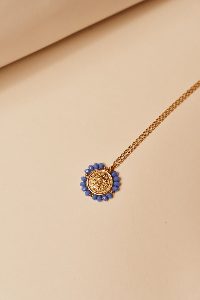 Santo Necklace Blau - Feine goldfarbene Kette mit Medaillon