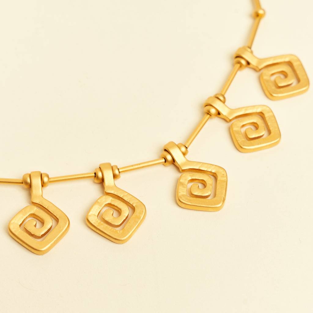 Halskette mit fünf spiralförmigen Anhängern, 24K vergoldet