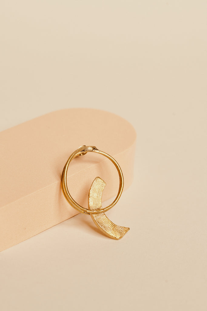 Single-Steck-Ohrring mit schwebendem Halbmond aus mattem Gold