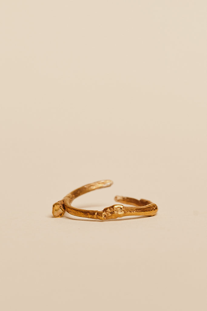 Filigraner offener Ring in stilisierter Schlangenform aus mattem Gold
