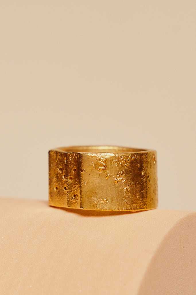 Breiter Ring mit Relief und gerippter Siegelfläche aus mattem Gold