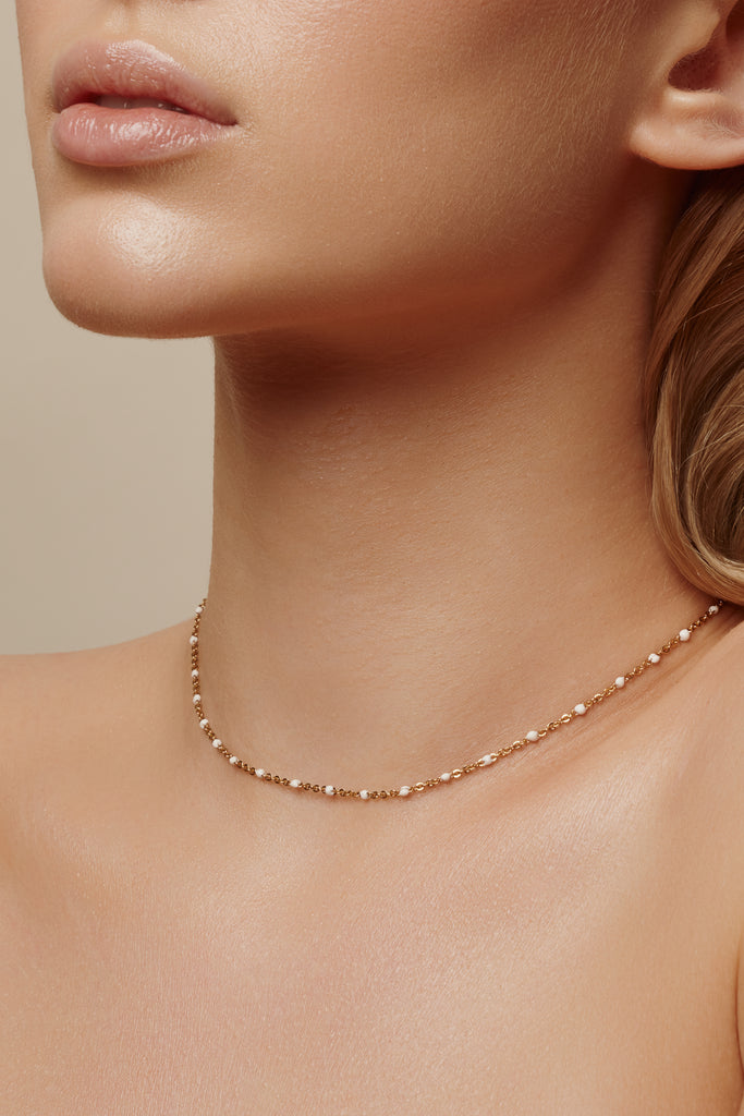 Feine kurze Halskette mit weißen Perlen