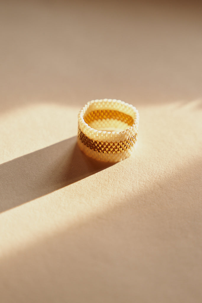 Breiter Ring aus Glasperlen in Weiß und Gold