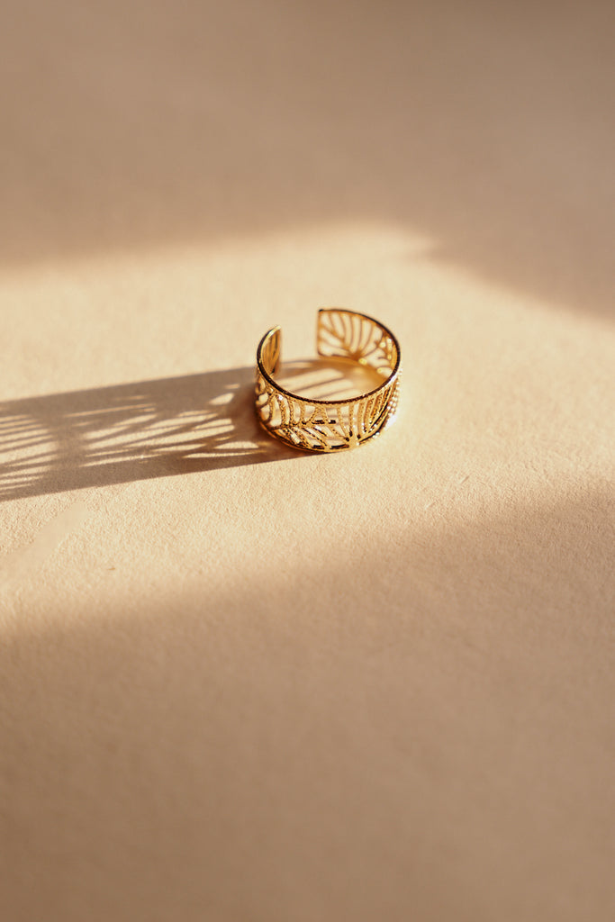 Filigraner goldfarbener Ring in luftig leichtem Design