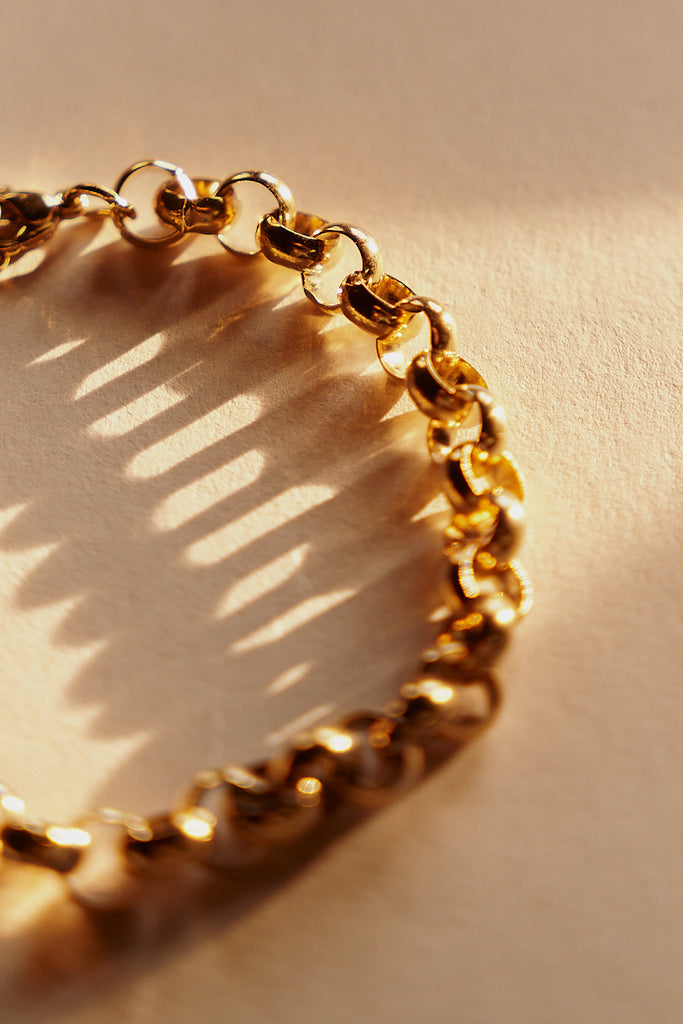Goldenes Armband mit großen Gliedern