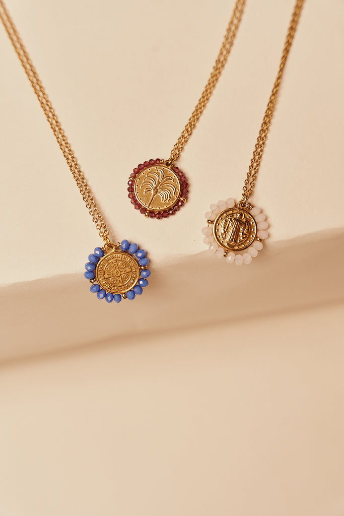 Santo Necklace Blau - Feine goldfarbene Kette mit Medaillon