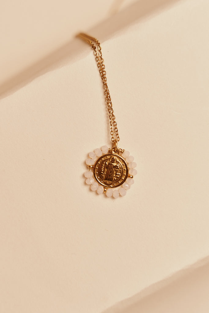 Santo Necklace Nebel-Rosa - Feine goldfarbene Kette mit Medaillon