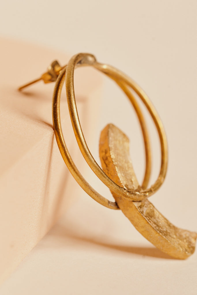Single-Steck-Ohrring mit schwebendem Halbmond aus mattem Gold