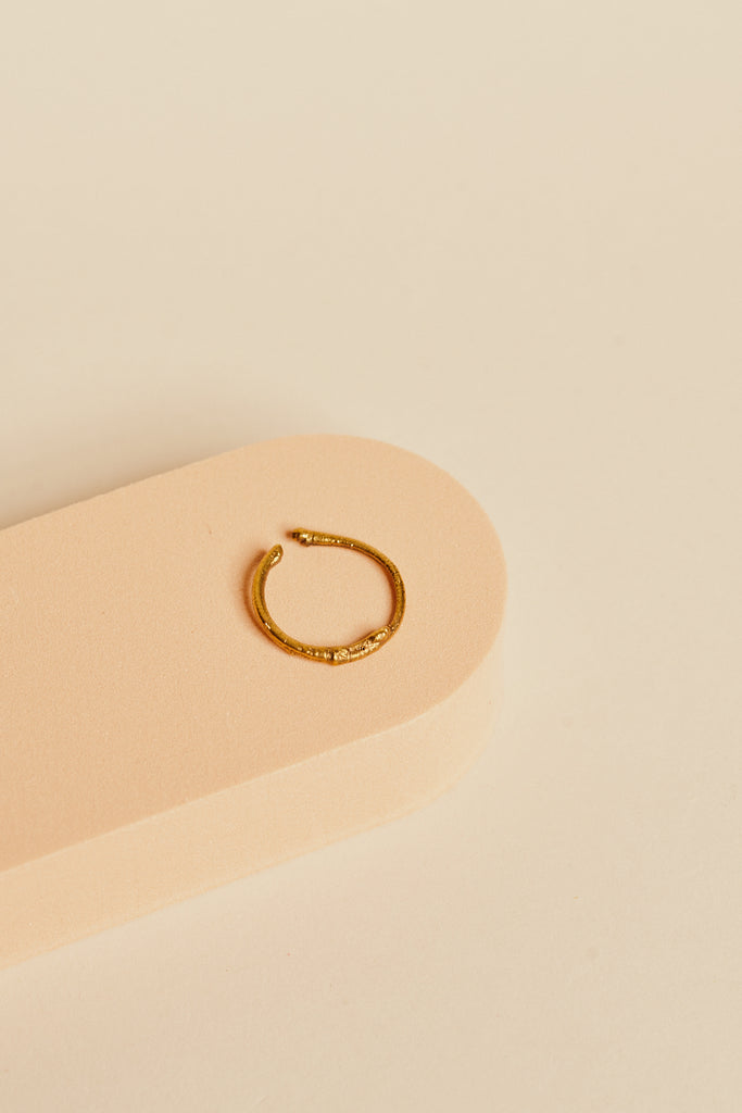 Filigraner offener Ring in stilisierter Schlangenform aus mattem Gold