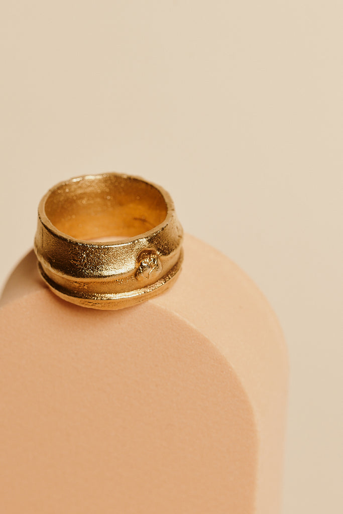 Breiter Ring mit Rillen und Knospe aus mattem Gold