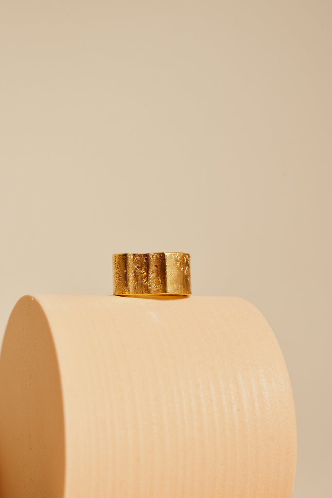 Breiter Ring mit Relief und gerippter Siegelfläche aus mattem Gold
