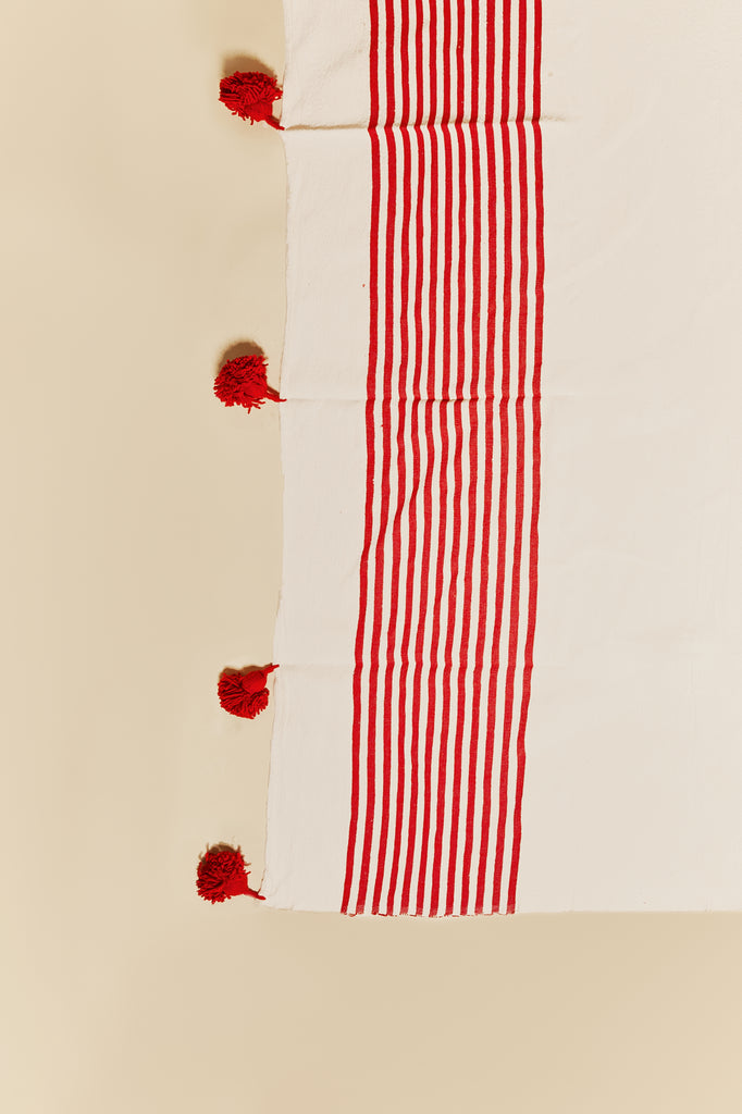 Tagesdecke mit Pompons in Weiß mit roten Streifen