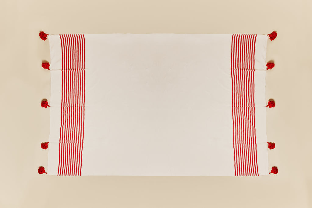Tagesdecke mit Pompons in Weiß mit roten Streifen