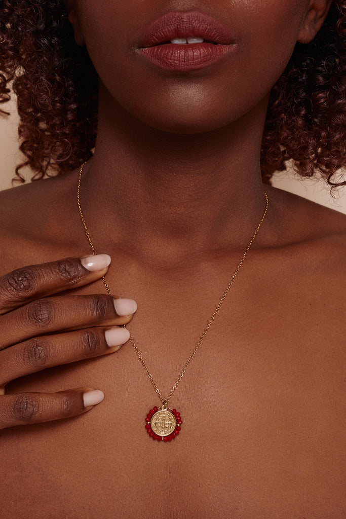 Santo Necklace Rot - Feine goldfarbene Kette mit Medaillon