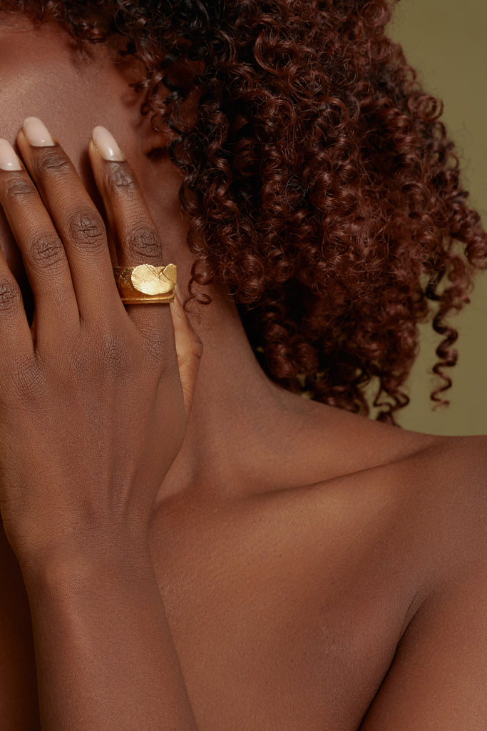 Breiter Ring mit floraler Siegelfläche aus mattem Gold