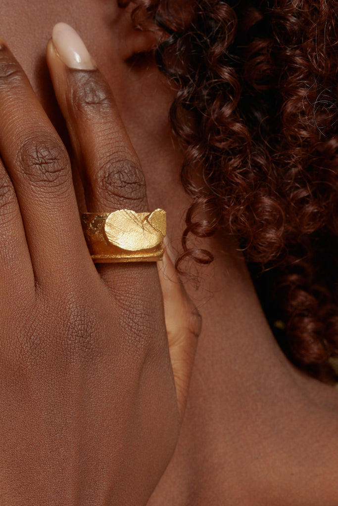 Breiter Ring mit floraler Siegelfläche aus mattem Gold