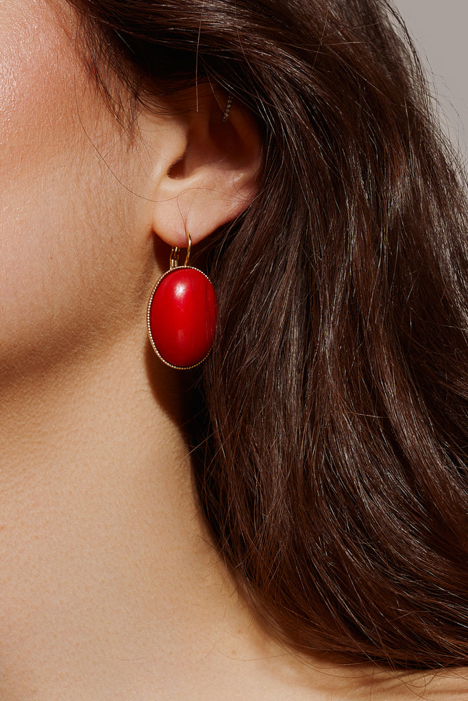 Mittelgroße hängende Ohrringe in Purpur-Rot mit Click-Verschluss