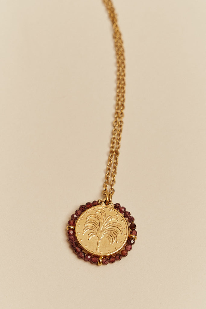 Feine Goldkette mit Medaillon eingerahmt von Granat