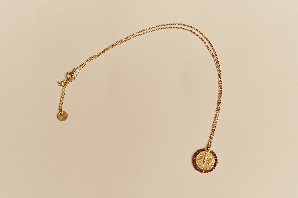 Feine Goldkette mit Medaillon eingerahmt von Granat